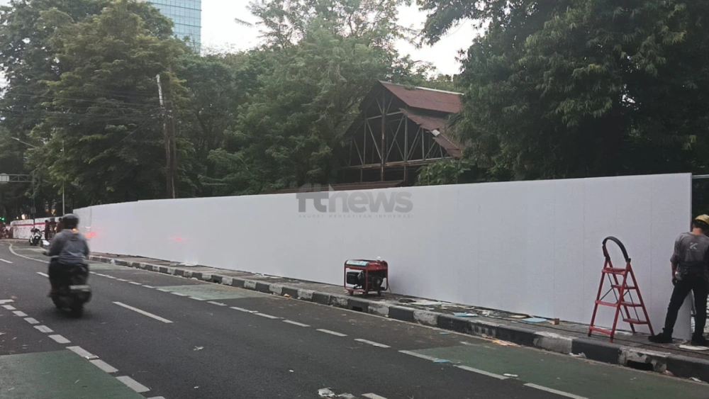 Pekerja memasang dinding setinggi 2 meter pasca pembongkaran Pasar Barito, Jakarta Selatan, Senin (27/10/2025). [FTNews.co.id/Selvianus Kopong Basar]